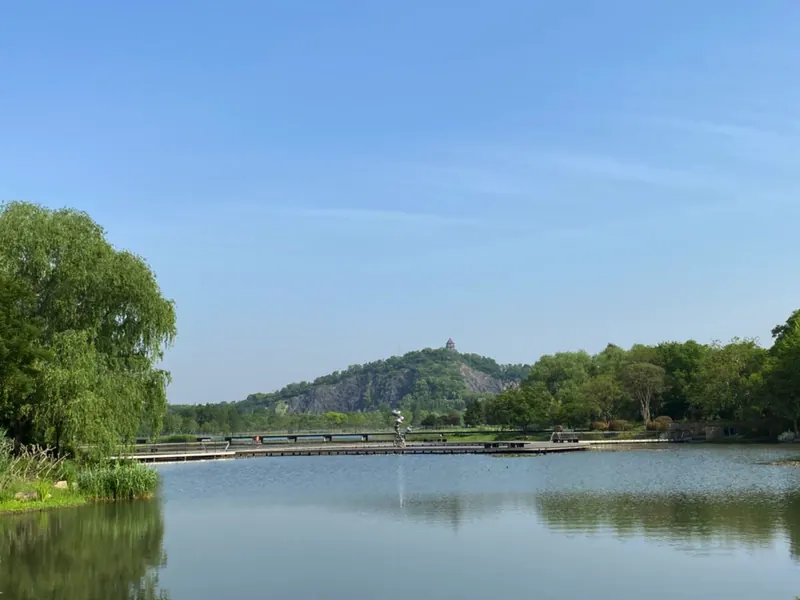 Lake and Chenshan hill within Chenshan Botanical Garden · 辰山植物园