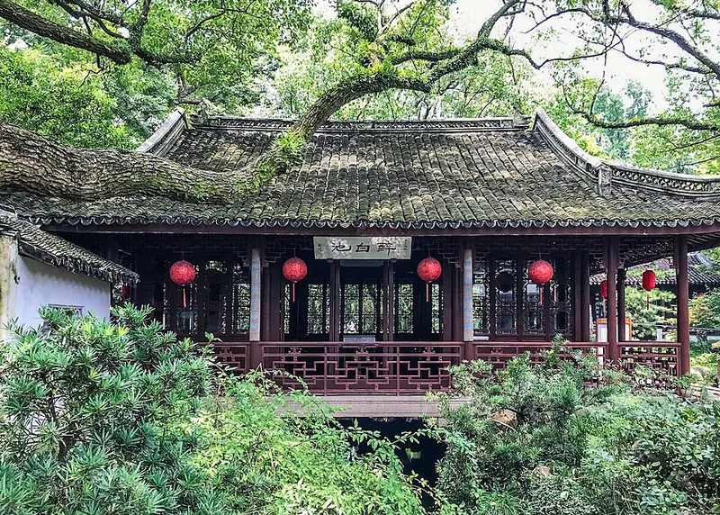 Pavilion and old trees in Zuibaichi Garden · 醉白池