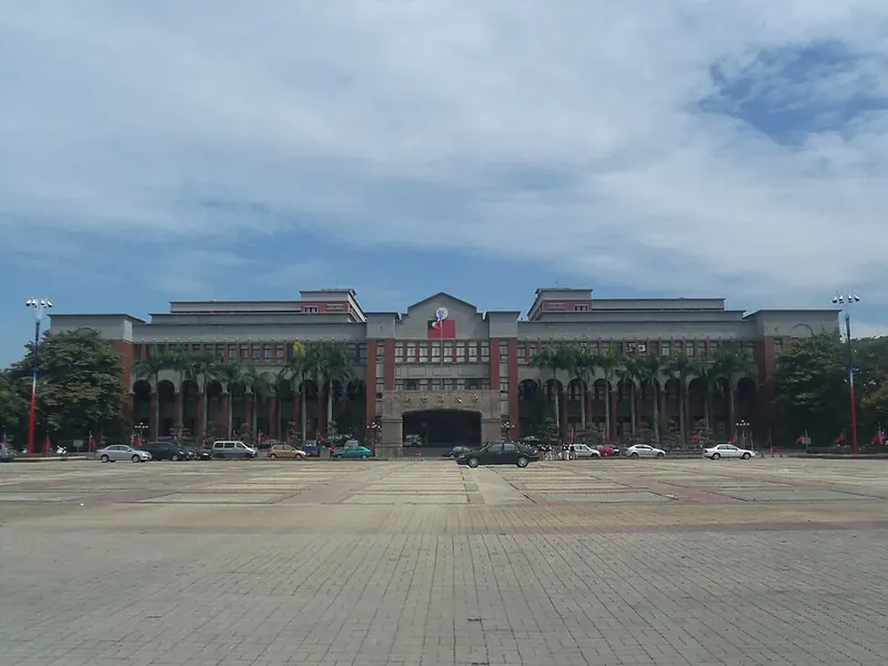 The Hsinchu County government building in Zhubei (竹北新竹縣政府), seen from its forecourt.