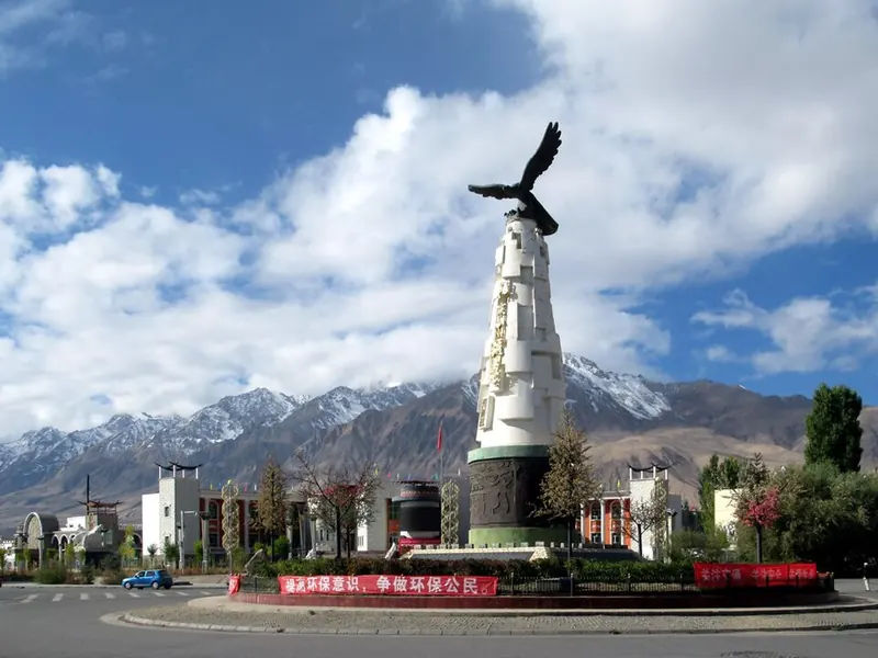 Eagle monument in Tashkurgan, with mountains behind.