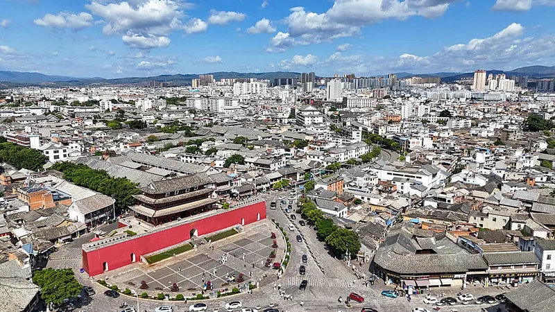 The Chaoyang Tower, its public square and surrounding rooftops in Jianshui County. Photo: 2025-05-04 10:10:51.