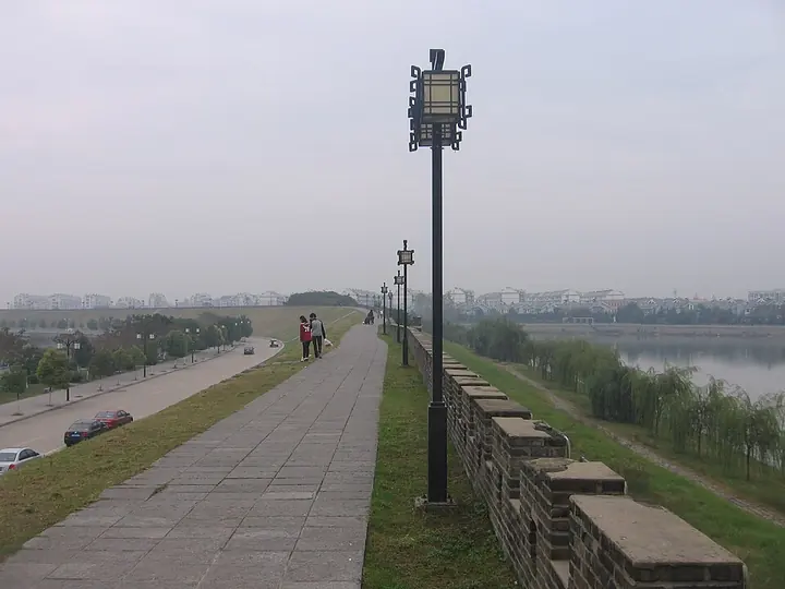 Along Shou County’s old city wall · 寿县古城墙