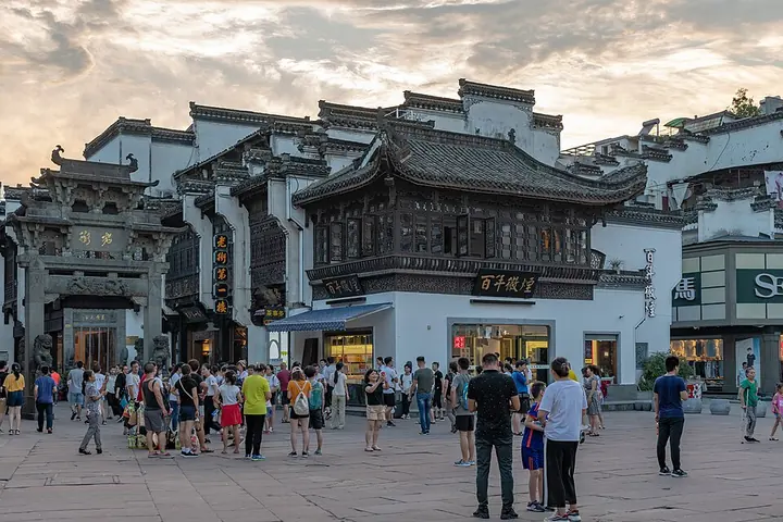 Historic street buildings in Tunxi, Huangshan city · 黄山市屯溪