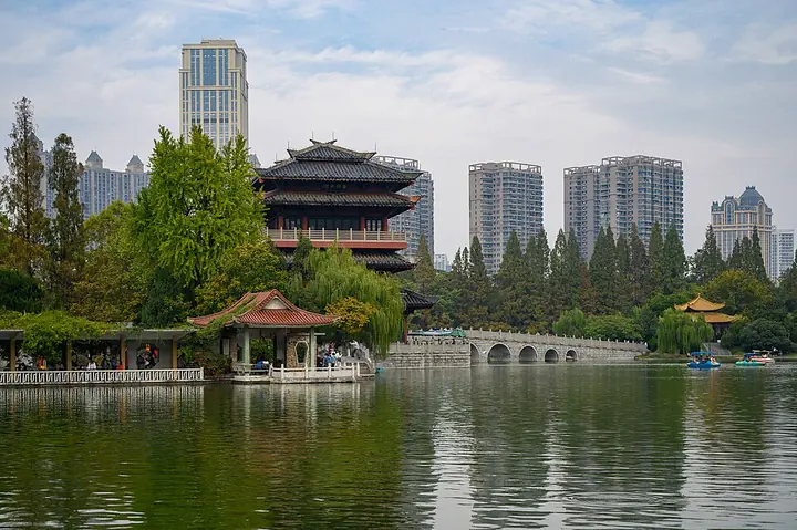 The lake and pavilions of Xiaoyaojin Park · 逍遥津公园