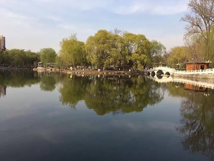 The lake and gardens at Chang'an Park in Chang'an District, Shijiazhuang.