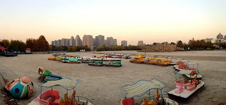 Pedal boats along a lakeshore in Yuhua District, Shijiazhuang.