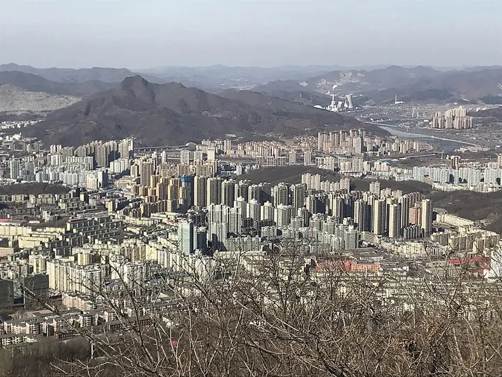 Benxi seen from Pingdingshan in Pingshan District.
