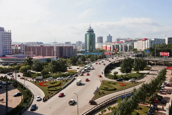 Tengfei Overpass in Jiguan District, central Jixi.