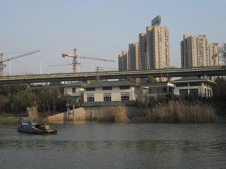 The moat at Shuangqiaomen in Qinhuai District, Nanjing.