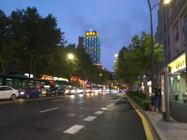 Jiefang Road at dusk in Shangcheng District, Hangzhou.