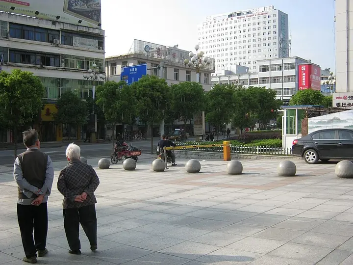 A street and pedestrian plaza in central Yingtan, Jiangxi.