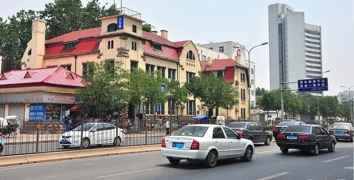A street scene in Tianqiao District, Jinan.