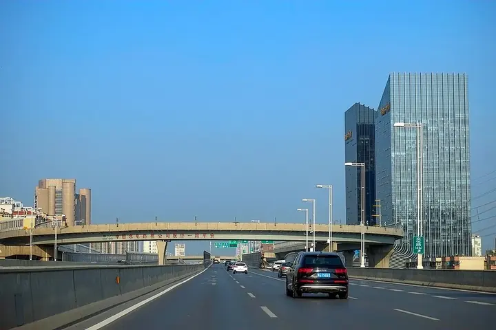 North Third Ring Road in Jinshui District, Zhengzhou.