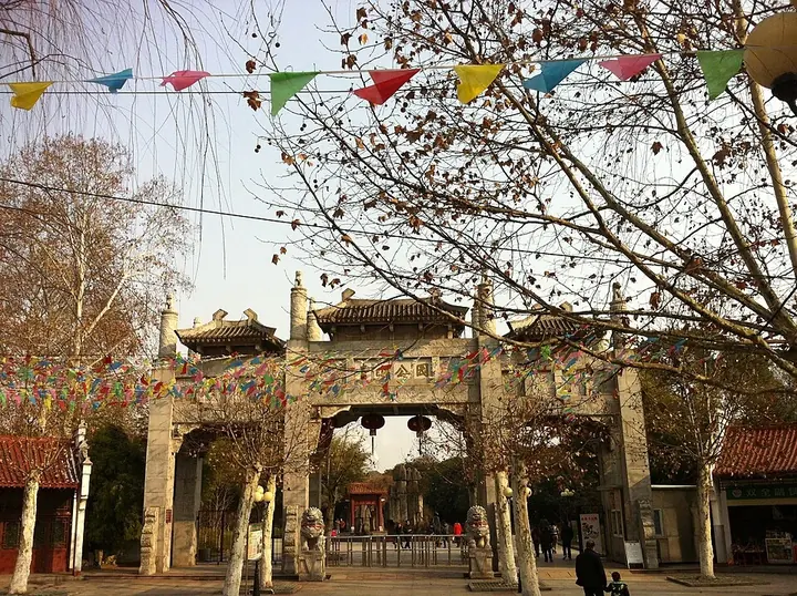 The entrance gate of Qingshan Park in Qingshan District, Wuhan.