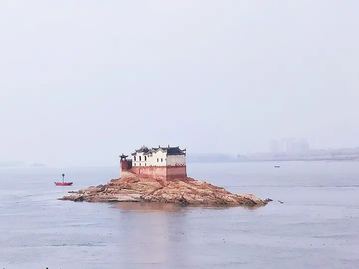 Guanyin Pavilion on its rocky island in the Yangtze River at Ezhou.