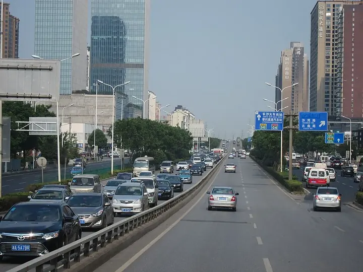 An urban road in Yuhua District, Changsha.