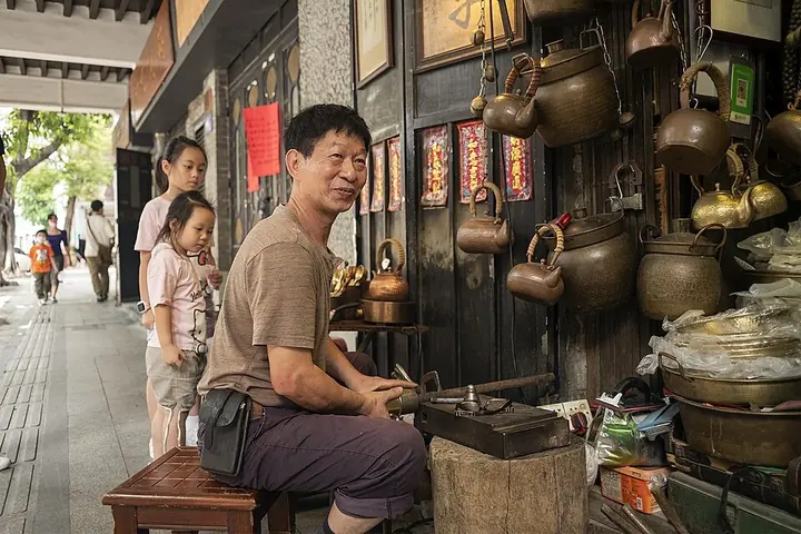 A coppersmith's shop on Shangxiajiu in Liwan District, Guangzhou.