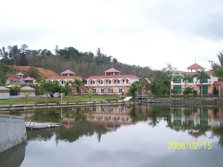 A landscaped pond and waterside buildings in Xingning District, Nanning.