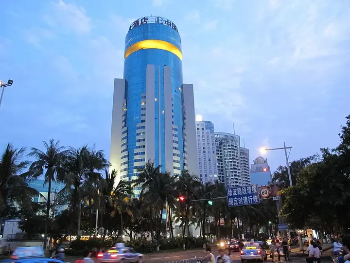 The street outside Wanlv Park in Longhua District, Haikou.
