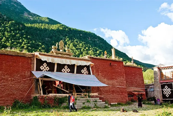 An entrance building at Reting Monastery in Lhunzhub County, Tibet.