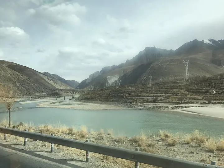 The Yarlung Tsangpo valley at Nyemo County, Tibet.