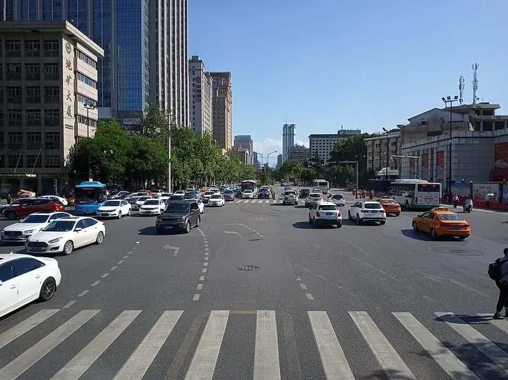 The intersection of Chang'an Road and Youyi Road in Beilin District, Xi'an.