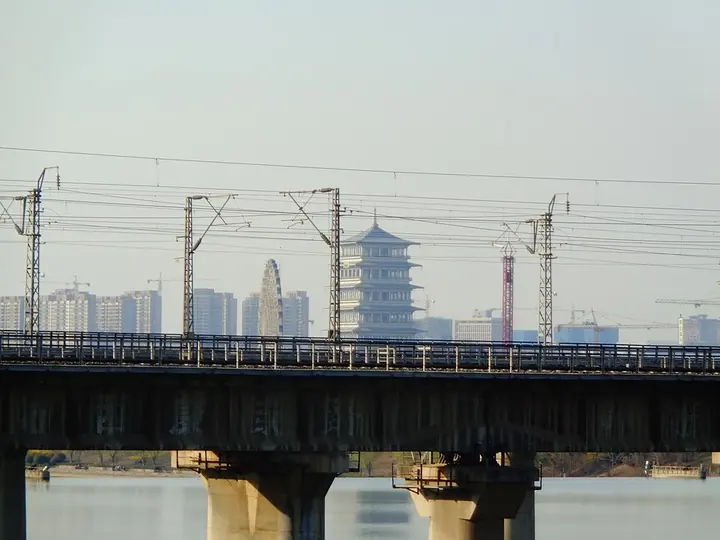 The Longhai Railway bridge over the Ba River, with Chang'an Tower beyond, in Baqiao District, Xi'an.