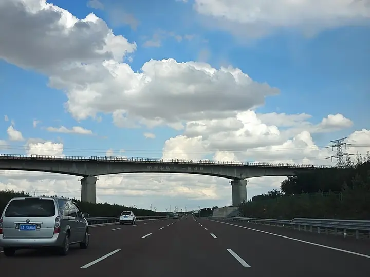 A railway bridge over the Qingdao-Yinchuan Expressway in Lingwu, Ningxia.