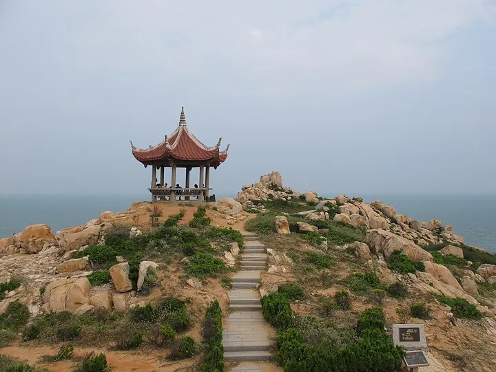 A rocky headland at Shenshi Park on Meizhou Island · 湄洲岛神石园