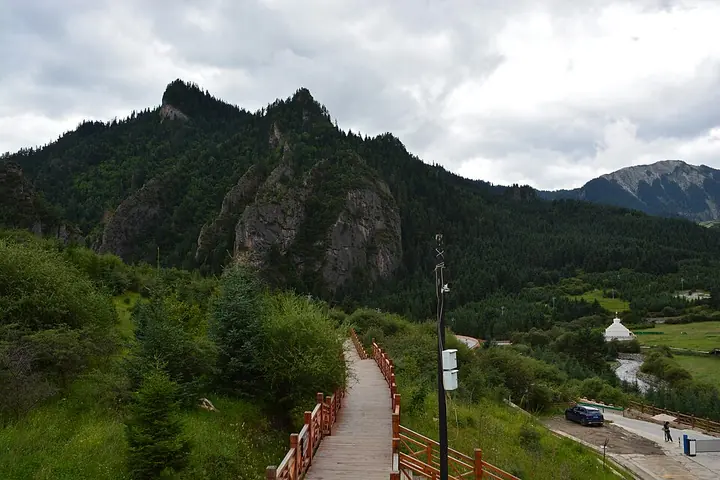 A path among the cliffs at Zhagana · 扎尕那