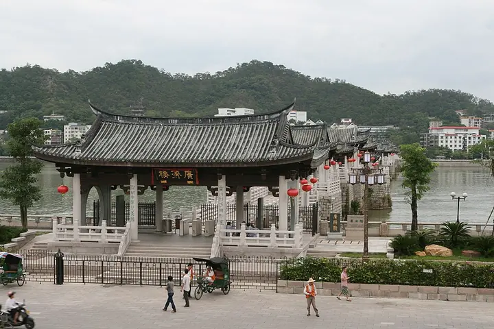 The entrance and covered spans of Guangji Bridge · 潮州广济桥