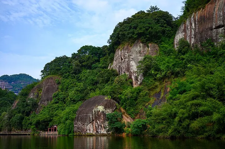 Red-rock cliffs and water at Danxia Mountain · 丹霞山