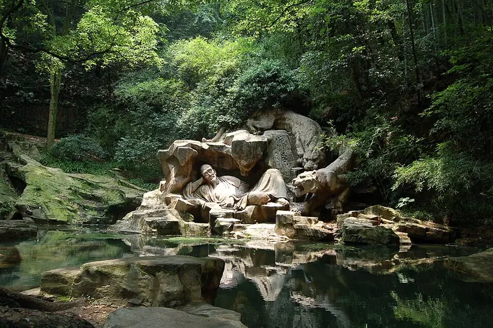 The tiger-and-monk sculptures at Hupao Spring · 虎跑梦泉