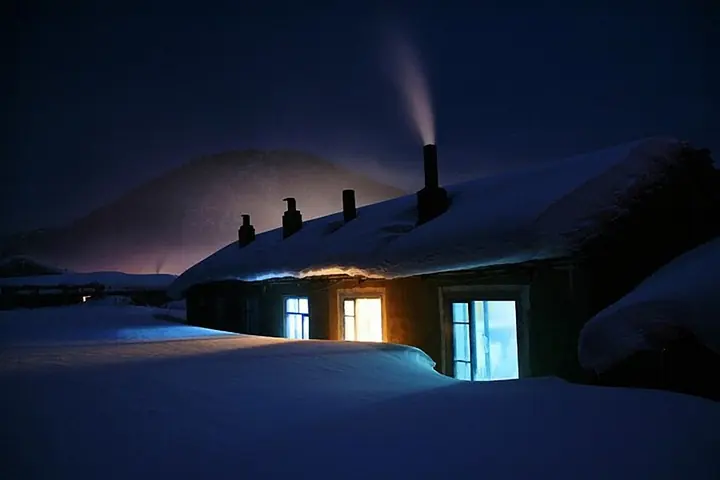 A snow-covered house in Beiji Village · 北极村