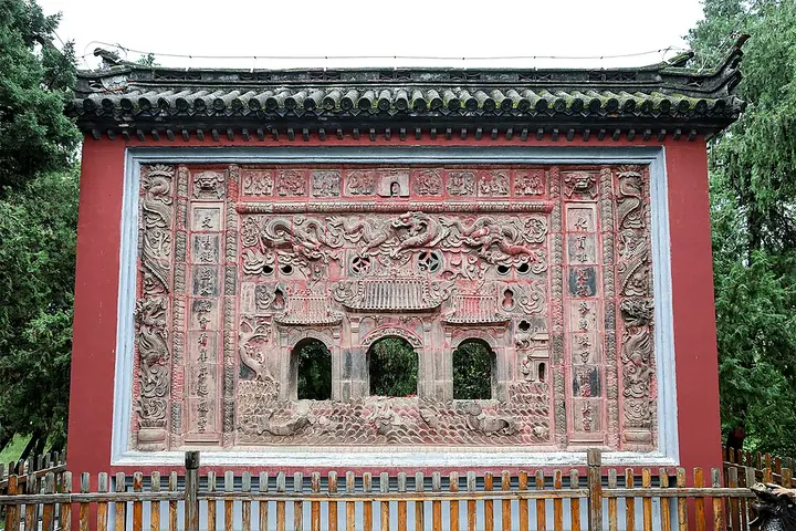 The dragon screen at Wolonggang, originally from Nanyang Prefecture’s Confucian Temple · 卧龙岗龙门照壁