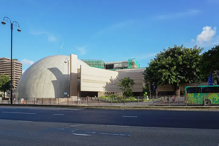 Hong Kong Space Museum on Salisbury Road · 香港太空馆