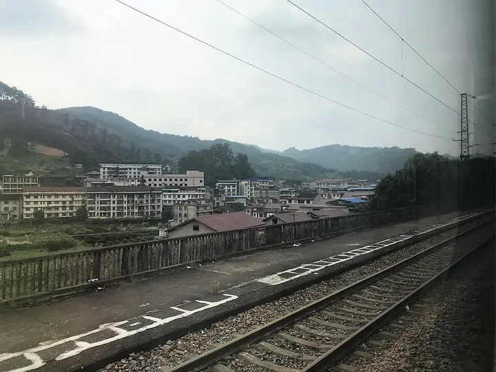 The platform at Yanxi Railway Station in Anhua County · 安化县烟溪站