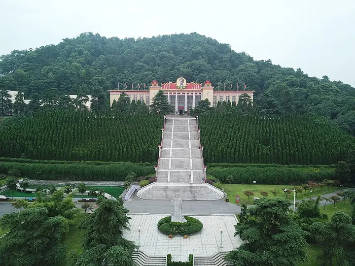 The approach to the Anyuan Railway Workers and Coal Miners Memorial · 安源路矿工人运动纪念馆