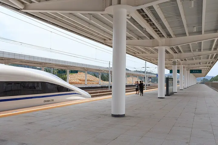 Wuyuan Railway Station on the Hefei–Fuzhou line’s opening day in 2015 · 婺源站