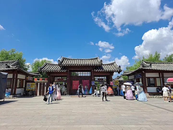 The entrance to the Korean Folk Customs Park of China · 中国朝鲜族民俗园