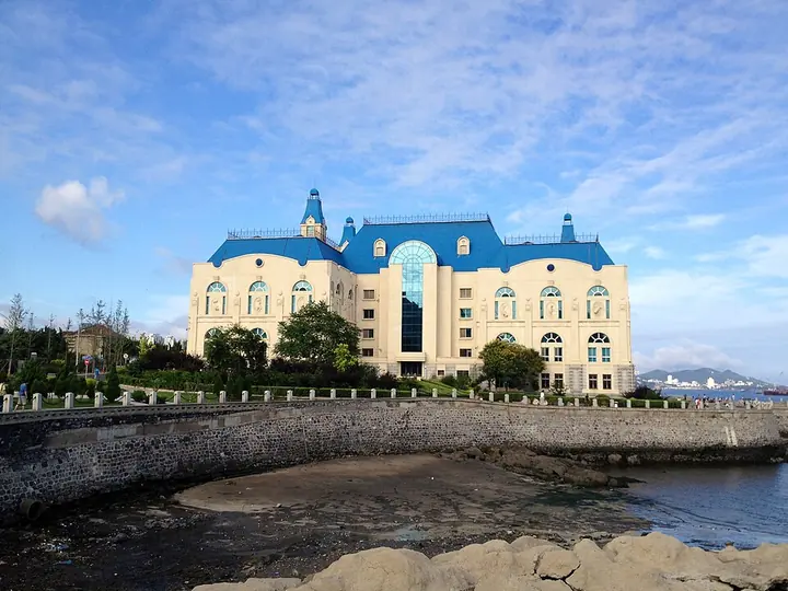 Dalian Natural History Museum beside the shore · 大连自然博物馆