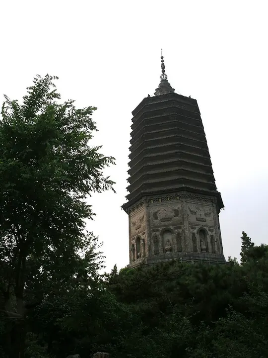 The White Pagoda in Liaoyang, photographed in 2005 · 辽阳白塔