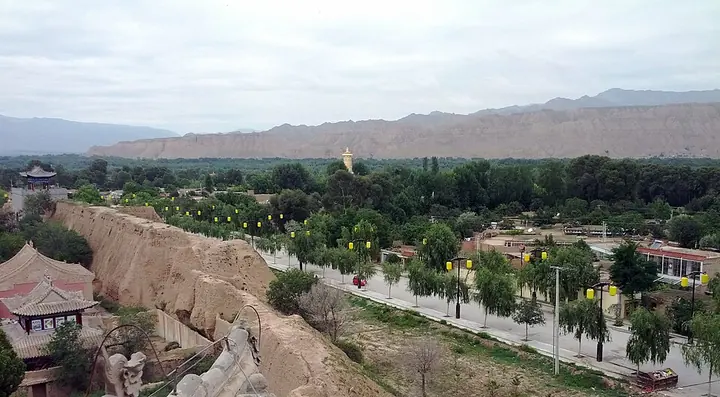 Gui’de’s old city wall, viewed from the Confucian Temple · 贵德古城墙