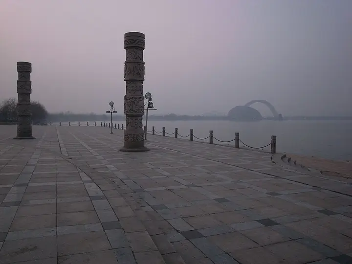 The promenade beside Dongchang Lake, photographed in 2009 · 东昌湖