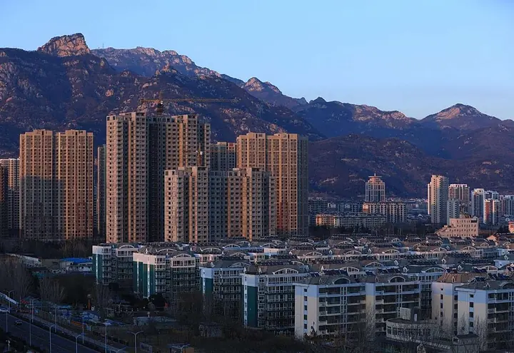 Tai’an neighbourhoods below the mountain ridge · 泰安