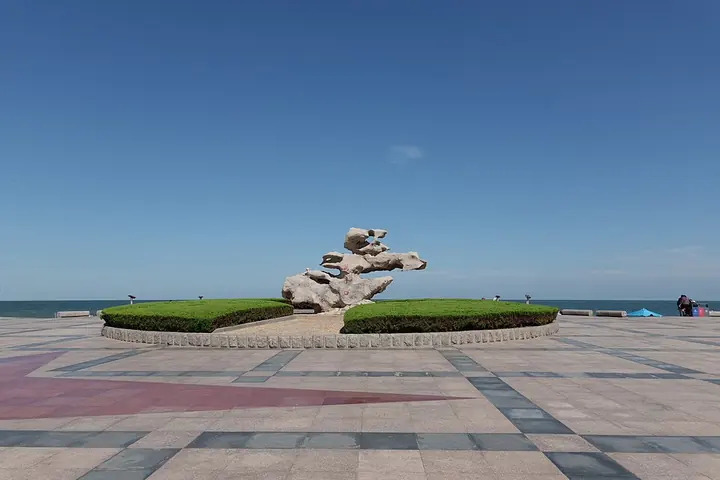 The seaside plaza at Wanpingkou Marine Park, photographed in 2022 · 万平口