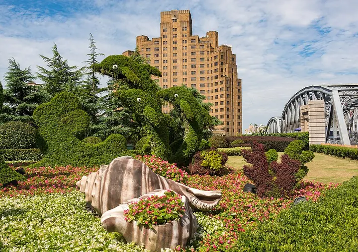 Landscaping in Huangpu Park on the Bund · 黄浦公园