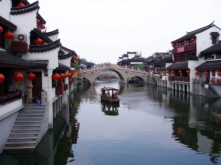 The canal and bridge beside Qibao Old Street, photographed in 2006 · 七宝老街