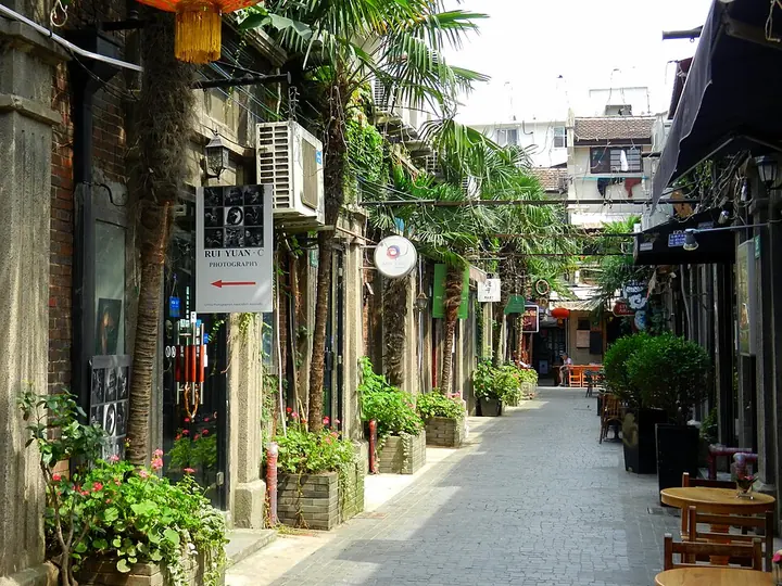 A lane in Tianzifang, Shanghai · 上海田子坊