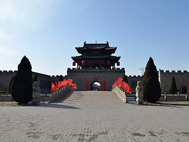 The Donggenji Fort gate at Chang Family Compound, photographed in 2013 · 常家庄园东艮吉堡门